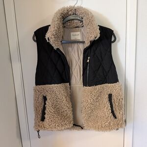 Abercrombie & Fitch Cropped Two-Tone Sherpa Vest